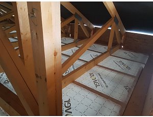 Foukaná izolace na stropě novostavby rodinného domu